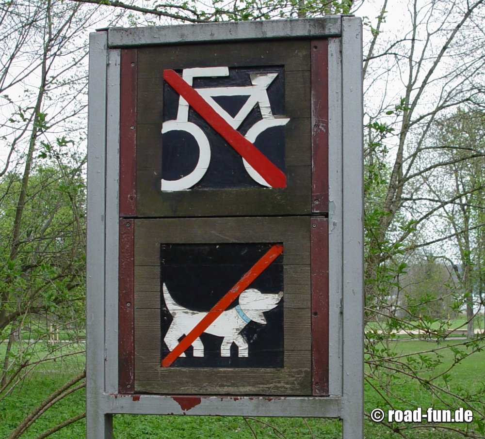 Verbotsschild Deutschland - Hunde und Fahrräder