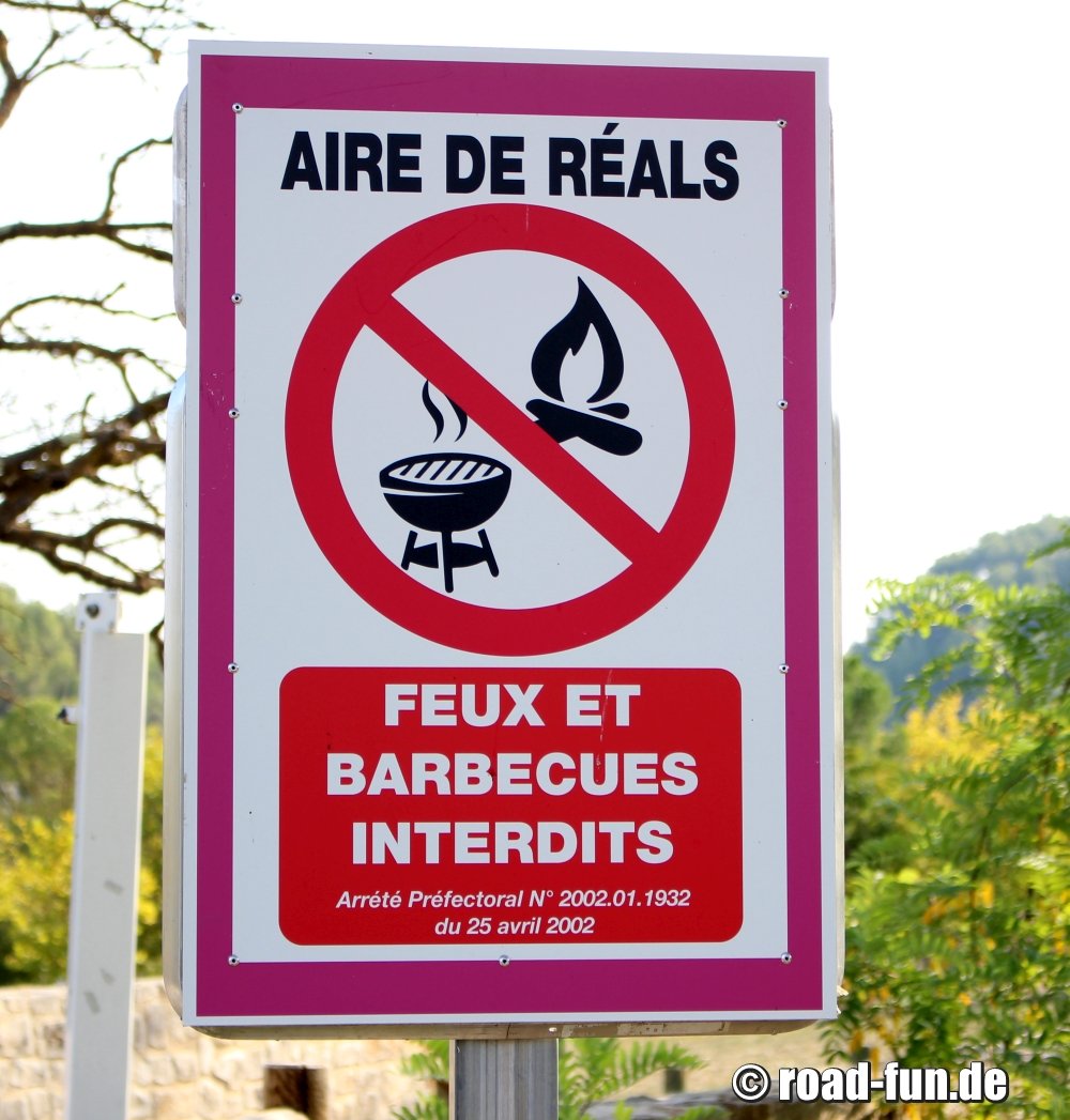 Verbotsschild Frankreich - Feuer und Barbecues verboten