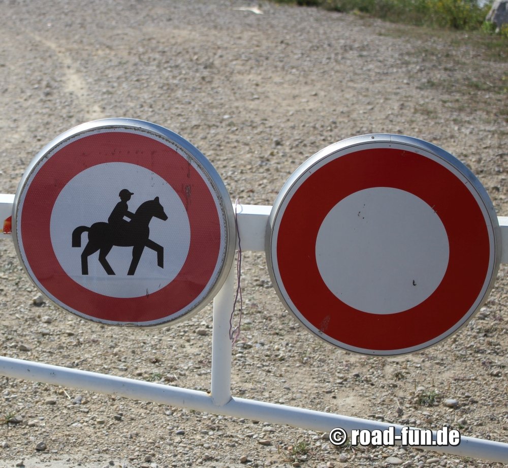 Verbotsschild Frankreich - Reiten & Durchfahrt