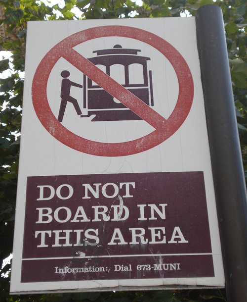 Verbotsschild Kalifornien, USA - Während der Fahrt in die Tram einsteigen