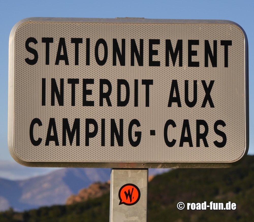 Verbotsschild Korsika - Camping Cars verboten