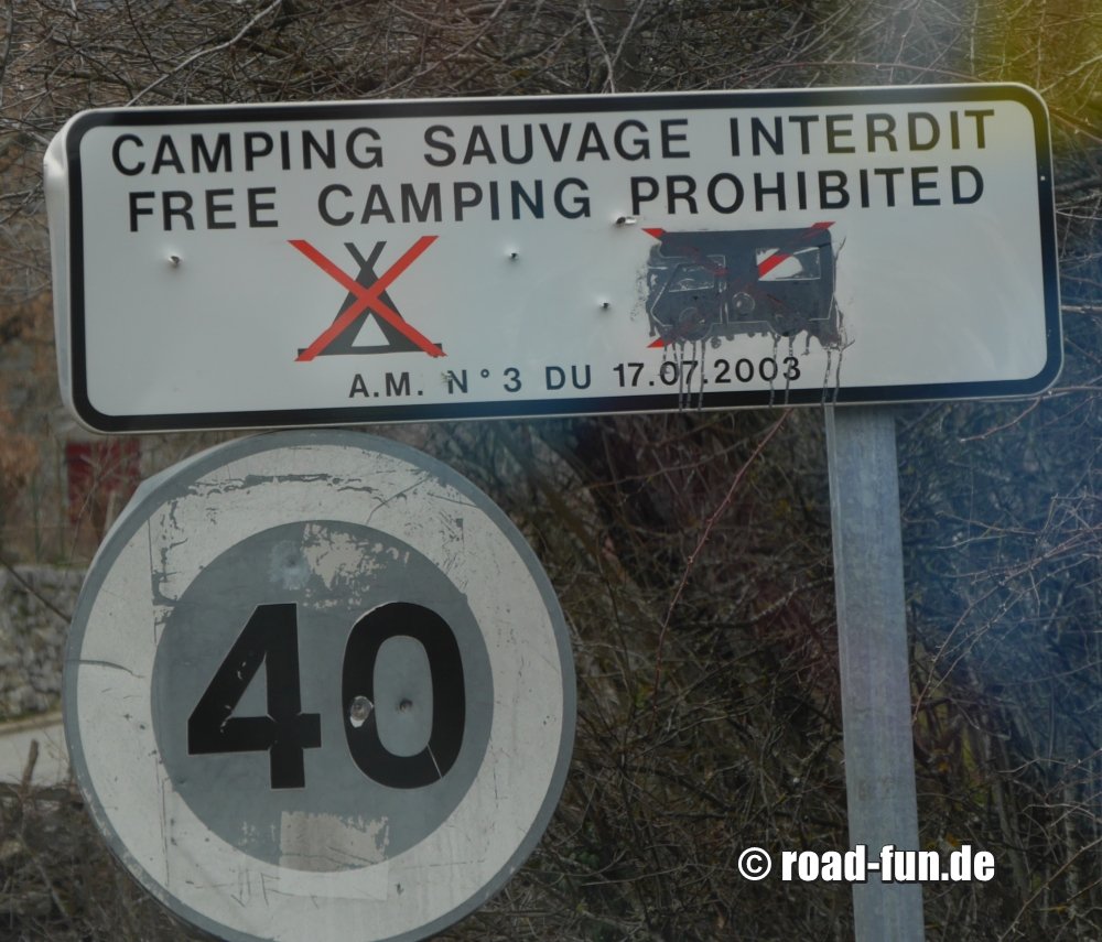 Verbotsschild Korsika - Campingverbot