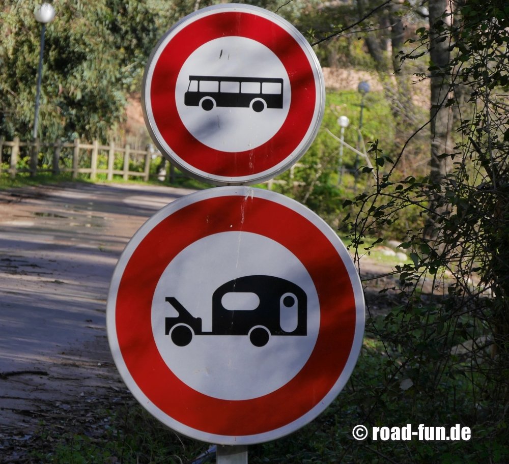 Verbotsschild Korsika - Durchfahrtsverbot Bus & Wohnwagen