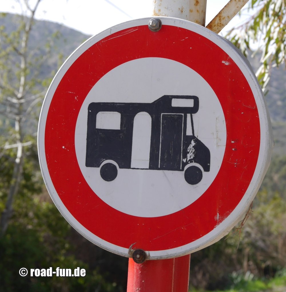 Verbotsschild Korsika - Durchfahrtsverbot Wohnmobil