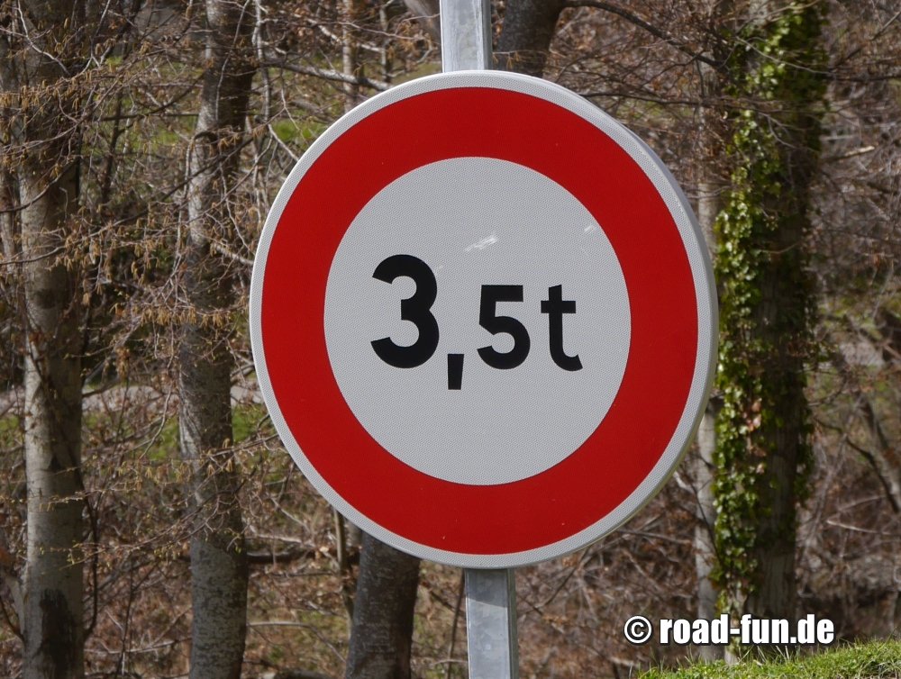 Verbotsschild Korsika - Durchfahrtsverbot ĂĽber 3,5 t