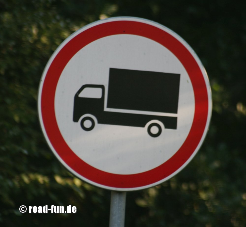 Verbotsschild Litauen - Durchfahrtsverbot LKW