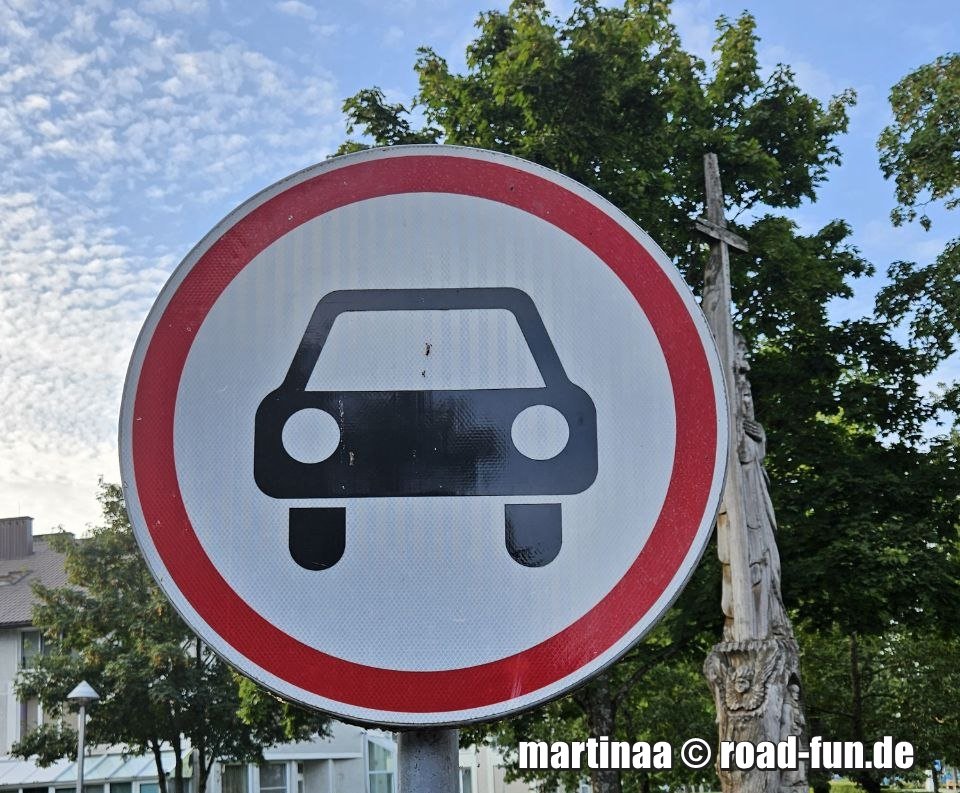 Verbotsschild Litauen - Durchfahrtsverbot PKW