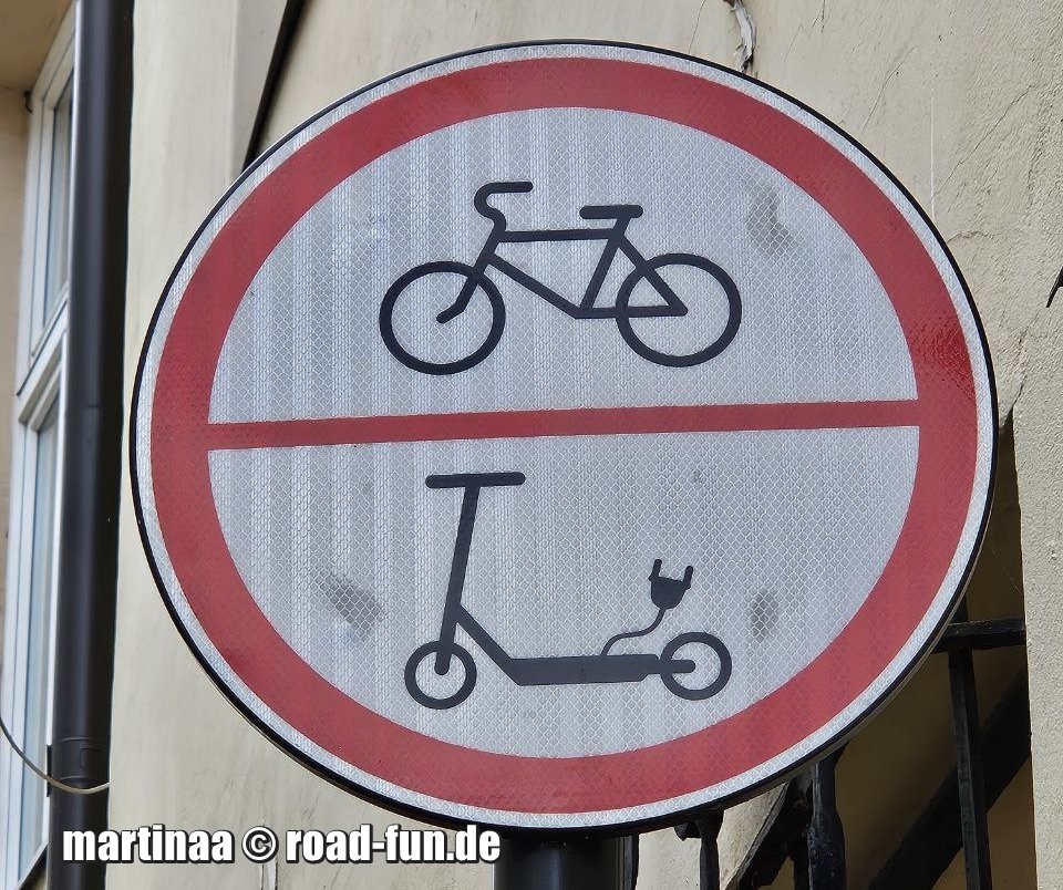 Verbotsschild Litauen - Durchfahrtsverbot Radfahrer Skooter