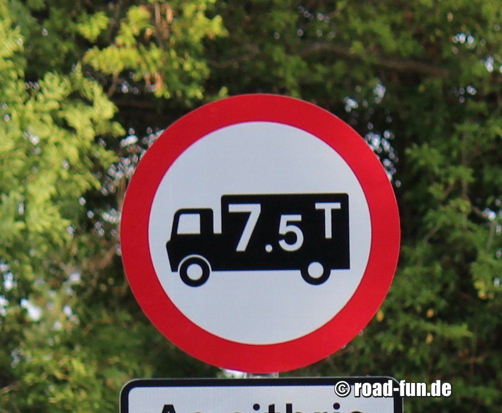 Verbotsschild Wales - Durchfahrtsverbot LKW