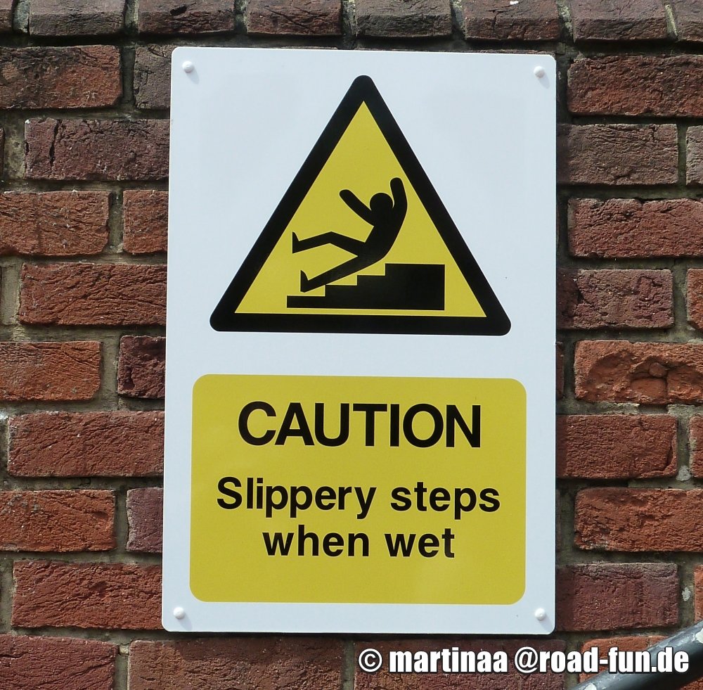 Warningsign England - rutschige Treppe bei Nässe