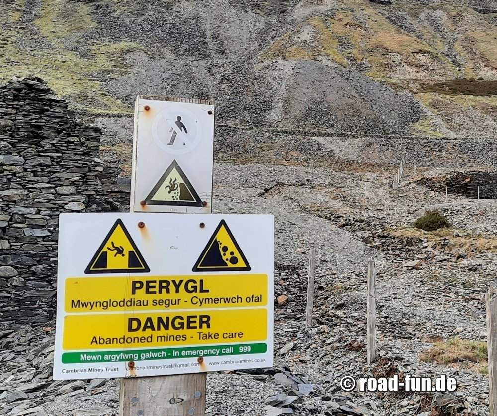 Warningsign Wales - Alte Mine