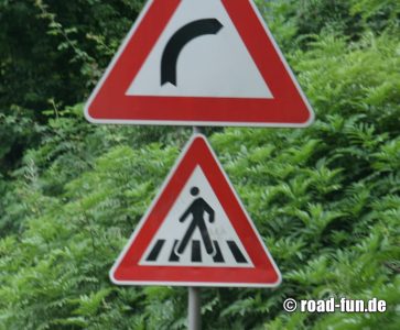 Gefahrenschild Albanien - Fussgaengerüberweg