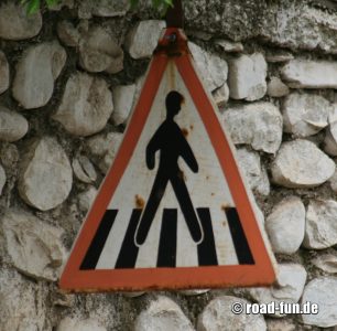 Gefahrenschild Albanien - Fussgaengerüberweg 