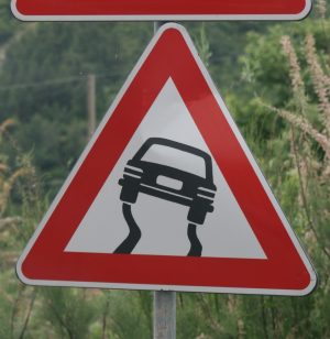 Gefahrenschild Albanien - Schleudergefahr 