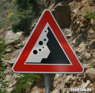 Gefahrenschild Albanien - Steinschlag