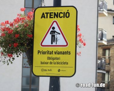 Gefahrenschild Andorra - Radfahrer (muessen absteigen)