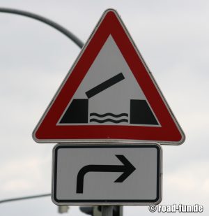 Gefahrenschild Deutschland - Bewegliche Brücke