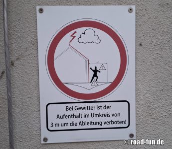 Gefahrenschild Deutschland - Biltzeinschlag bei Gewitter