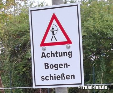 Gefahrenschild Deutschland - Bogenschießen