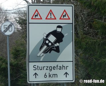Gefahrenschild Deutschland - Sturzgefahr Motorrad