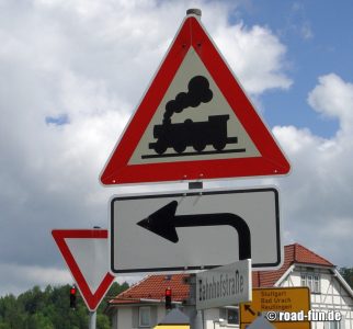 Gefahrenschild Deutschland - Unbeschrankter Bahnübergang