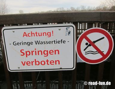 Gefahrenschild Deutschland geringe Wassertiefe, Springen verboten