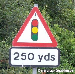 Gefahrenschild England - Ampelanlage