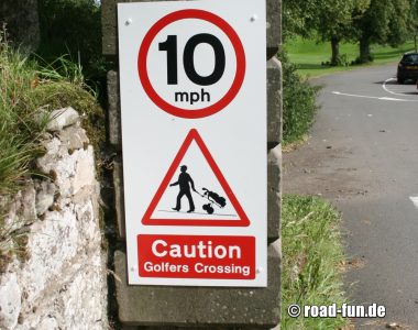 Gefahrenschild England - Golfer kreuzen