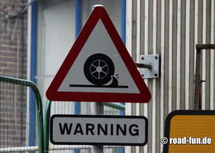 Gefahrenschild England - Katzenkrallen