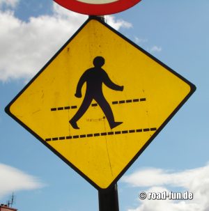 Gefahrenschild Irland - Fußüberweg 