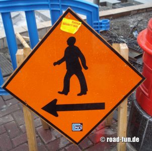 Gefahrenschild Irland - Fußgaenger Leitung