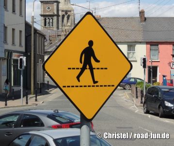 Gefahrenschild Irland - Fußueberweg