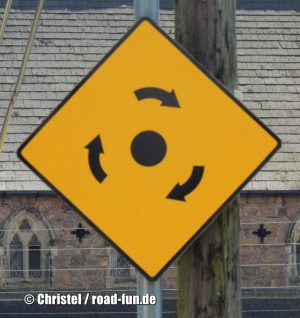 Gefahrenschild Irland - Kreisverkehr