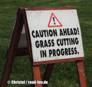 Gefahrenschild Irland - Rasenmähen in Progress