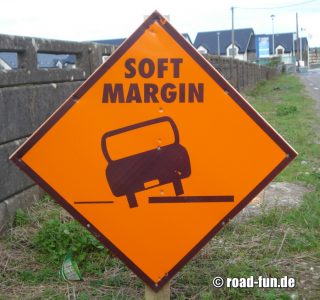 Gefahrenschild Irland - Unbefestigte Bankette