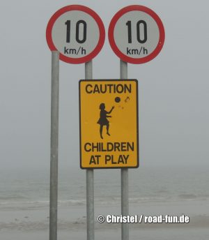 Gefahrenschild Irland - spielende Kinder