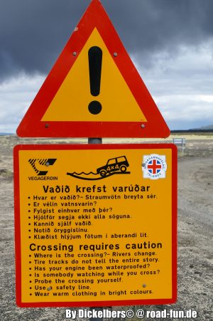 Gefahrenschild Island - Flussdurchquerung Allradantrieb
