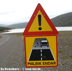 Gefahrenschild Island - Schotterstraße