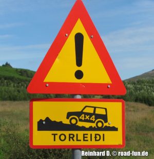 Gefahrenschild Island - Schwierige Straße nur Offroad Fahrzeuge