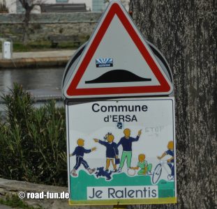 Gefahrenschild Korsika - Bremsschwelle spielende Kinder