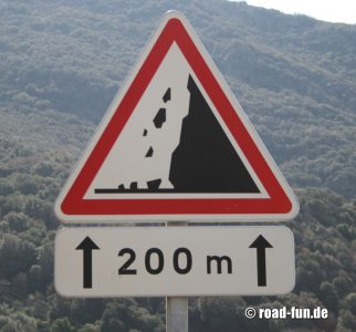 Gefahrenschild Korsika - Steinschlag 