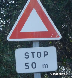 Gefahrenschild Korsika - Stoppschild voraus