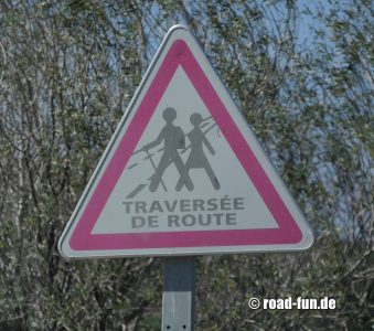 Gefahrenschild Korsika - Wanderer kreuzen