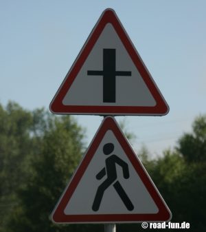 Gefahrenschild Litauen - Fußgänger Kreuzung