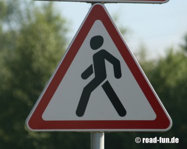 Gefahrenschild Litauen - Fussgaenger