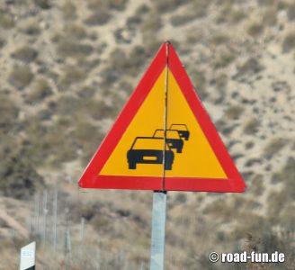 Gefahrenschild SPanien - Staubildung möglich