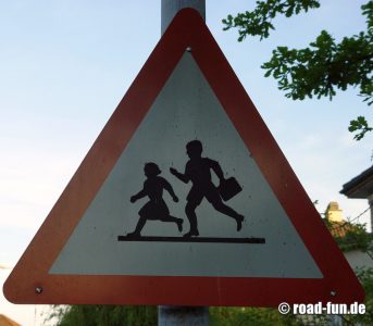 Gefahrenschild Schweiz - Kinder 