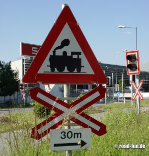 Gefahrenschild Schweiz - Unbeschrankter Bahnübergang
