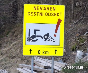 Gefahrenschild Slowenien - Schleudergefahr Motorrad