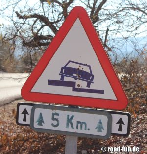 Gefahrenschild Spanien - Kante am Straßenrand